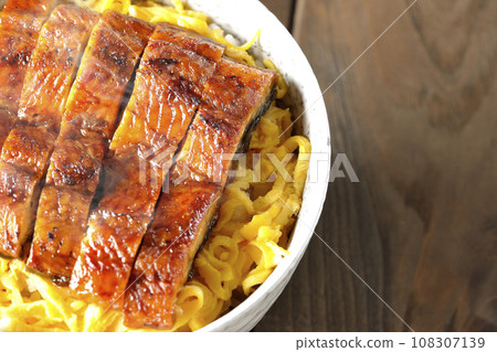 鳥瞰熱氣騰騰的金絲煎蛋捲和蒲燒鰻魚 鳥瞰熱氣騰騰的金絲煎蛋捲和蒲燒鰻魚 108307139