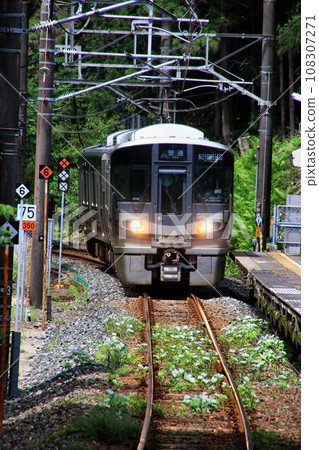 Whaling town... "Cycle train" 227 series 1000 series entering Kinokuni Line "Taiji Station" Whaling town... "Cycle train" 227 series 1000 series entering Kinokuni Line "Taiji Station" 108307271