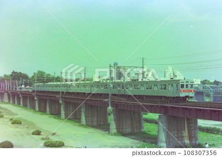 1974 年 5 月 4 日,8500 系列、8517 等 6 輛編組列車穿越東橫線玉川園新丸子的舊玉川橋 1974 年 5 月 4 日,8500 系列、8517 等 6 輛編組列車穿越東橫線玉川園新丸子的舊玉川橋 108307356