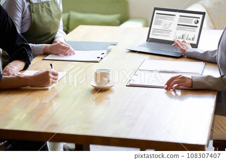 向餐廳老闆出售產品的亞洲女商人 108307407