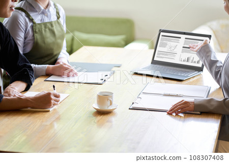 向餐廳老闆出售產品的亞洲女商人 108307408