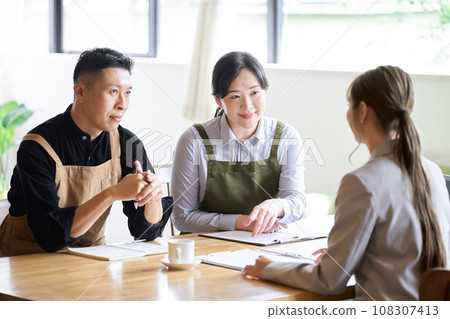 Restaurant manager listening to businesswoman's presentation Restaurant manager listening to businesswoman's presentation 108307413