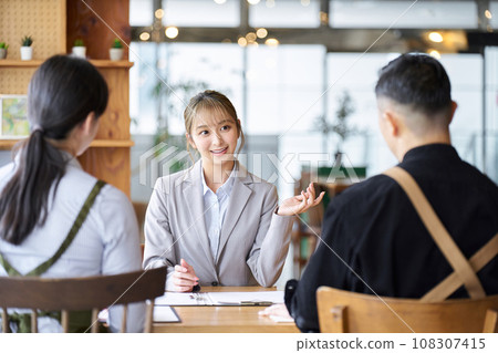 Asian business woman selling to restaurant owners Asian business woman selling to restaurant owners 108307415