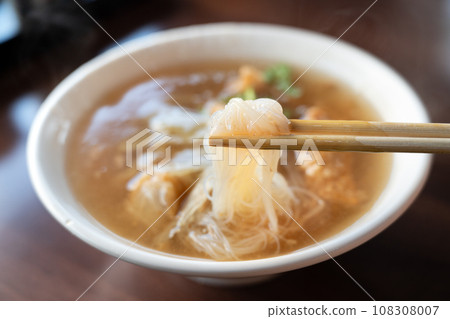 Fried fish fillet rice noodle thick sou Fried fish fillet rice noodle thick sou 108308007