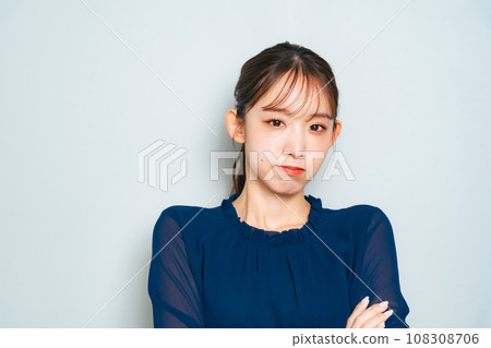 An angry woman 108308706
