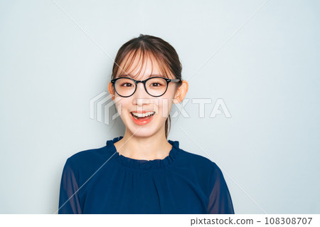 一個戴著眼鏡微笑的女人 一個戴著眼鏡微笑的女人 108308707