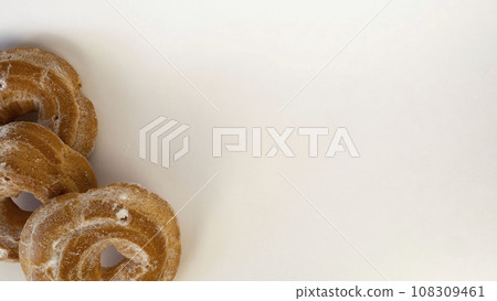 Custard cake frame top view on a white background 108309461