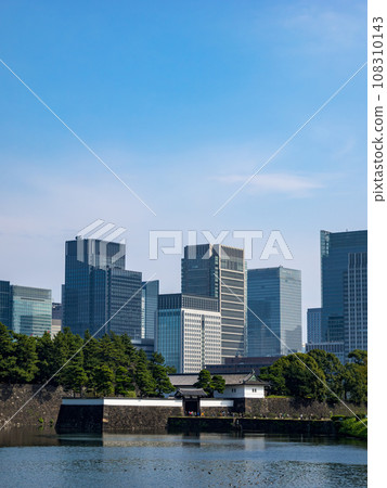 永恆的城市景觀：從江戶城遺址和櫻田護城河看到櫻田門和丸之內辦公區 108310143