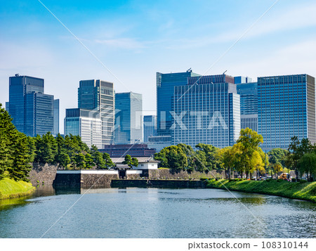 永恆的城市景觀:從江戶城遺址和櫻田護城河看到櫻田門和丸之內辦公區 永恆的城市景觀:從江戶城遺址和櫻田護城河看到櫻田門和丸之內辦公區 108310144