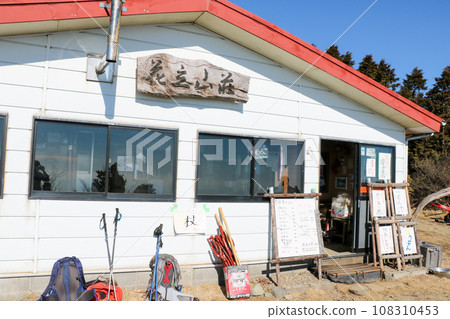Hanatate Sanso, a mountain hut located halfway up Mt. Tonodake, Kanagawa Prefecture Hanatate Sanso, a mountain hut located halfway up Mt. Tonodake, Kanagawa Prefecture 108310453