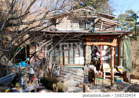 Horiyama House, a mountain hut located halfway up Mt. Tonodake, Kanagawa Prefecture Horiyama House, a mountain hut located halfway up Mt. Tonodake, Kanagawa Prefecture 108310454