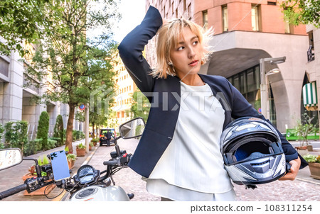 一名騎著大型摩托車的女騎士在新橋義大利城購物。 一名騎著大型摩托車的女騎士在新橋義大利城購物。 108311254