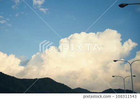 藍天白雲飄浮 藍天白雲飄浮 108311543