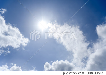 夏天天空太陽和雲彩橫濱 108311544