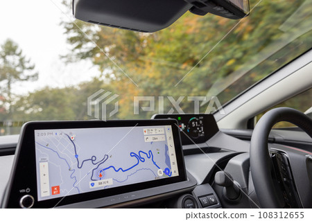 在秋季道路上行駛的汽車的駕駛座 在秋季道路上行駛的汽車的駕駛座 108312655
