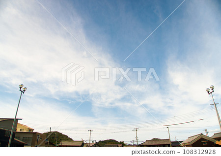 秋天的雲像白色的極光 108312928