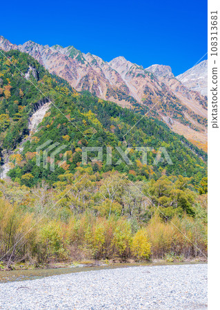 [秋季素材]錦州上高地和梓川的清流[長野縣] 108313681