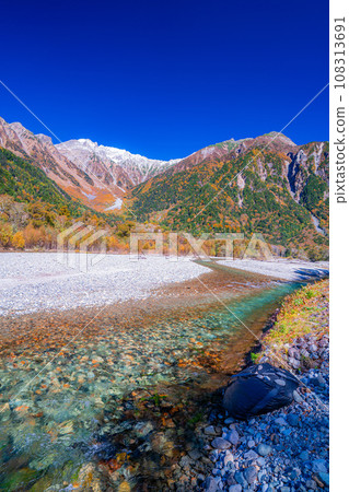 [Autumn material] Kinshu Kamikochi and the clear stream of Azusa River [Nagano Prefecture] 108313691