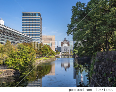 A timeless urban landscape: Hirakawa Bridge and building streets spanning the inner moat of Edo Castle ruins 108314209