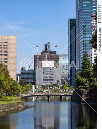 永恆的城市景觀：平川橋與橫跨江戶城堡遺址內護城河的建築街道 108314211