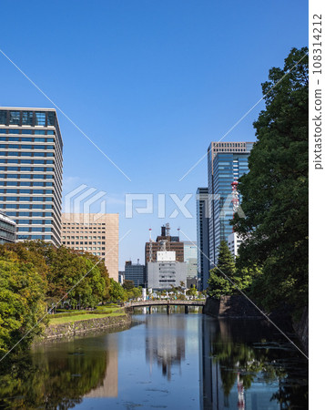 A timeless urban landscape: Hirakawa Bridge and building streets spanning the inner moat of Edo Castle ruins A timeless urban landscape: Hirakawa Bridge and building streets spanning the inner moat of Edo Castle ruins 108314212