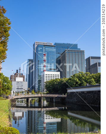 永恆的城市景觀：平川橋與橫跨江戶城堡遺址內護城河的建築街道 108314219