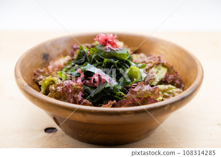 Seaweed salad in a wooden bowl 108314285