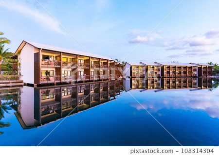 夕陽下的度假酒店外景 108314304