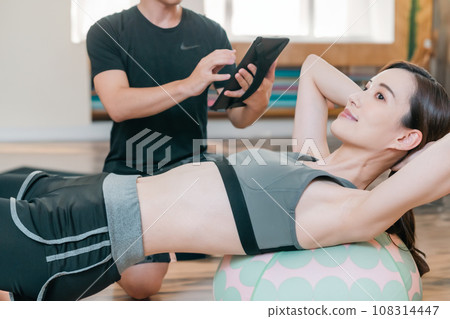 年輕女子做美麗的臀部訓練 年輕女子做美麗的臀部訓練 108314447