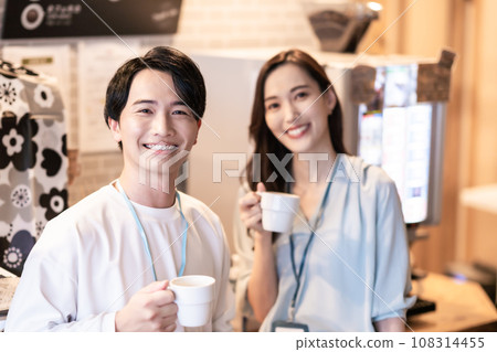 員工在公司食堂休息 員工在公司食堂休息 108314455