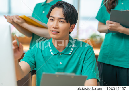 穿著制服工作的業務團隊 穿著制服工作的業務團隊 108314467