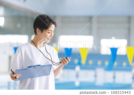 游泳教練檢查秒錶 108315443