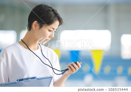 游泳教練檢查秒錶 108315444