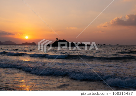 從絲島半島看的海上日落 從絲島半島看的海上日落 108315487
