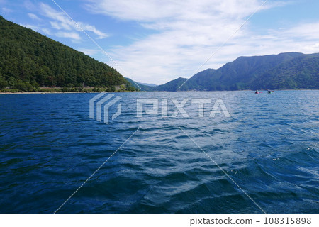 Kayak and canoe at Lake Saiko near Mt. Fuji. The calm water surface is calm and pleasant. 108315898