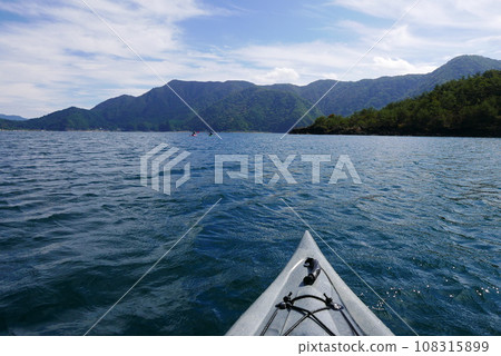 Kayak and canoe at Lake Saiko near Mt. Fuji. The calm water surface is calm and pleasant. 108315899