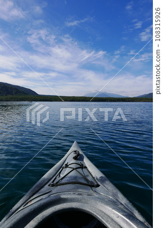 Kayak and canoe at Lake Saiko near Mt. Fuji. The calm water surface is calm and pleasant. Kayak and canoe at Lake Saiko near Mt. Fuji. The calm water surface is calm and pleasant. 108315926