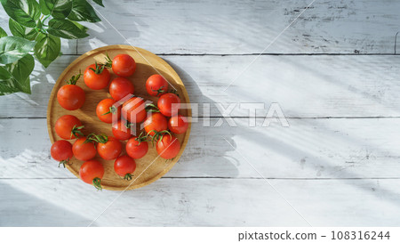 櫻桃番茄，陽光明媚的白色木桌 108316244