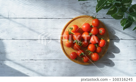 櫻桃番茄，陽光明媚的白色木桌 108316245
