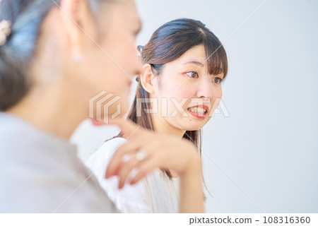 一位年輕女性在一位年長女性旁邊感到壓力 108316360