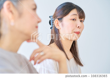 一位年輕女性在一位年長女性旁邊感到壓力 108316365