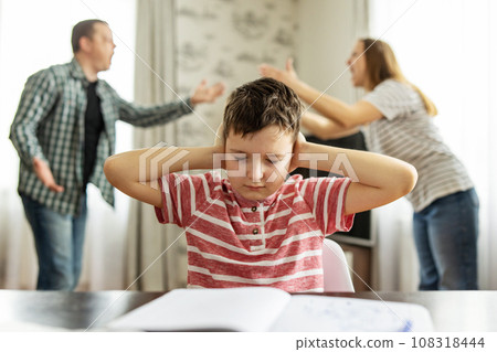 A quarrel between parents in presence of upset child 108318444