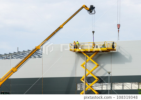 Sandwich panels wall assembly using telescopic boom crane and self propelled scissor lift platform Sandwich panels wall assembly using telescopic boom crane and self propelled scissor lift platform 108319348