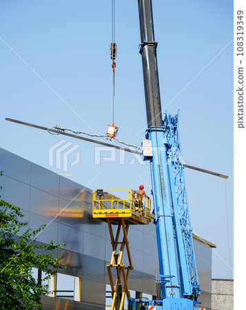 Sandwich panels wall and roof assembly using telescopic boom crane and self propelled scissor lift Sandwich panels wall and roof assembly using telescopic boom crane and self propelled scissor lift 108319349