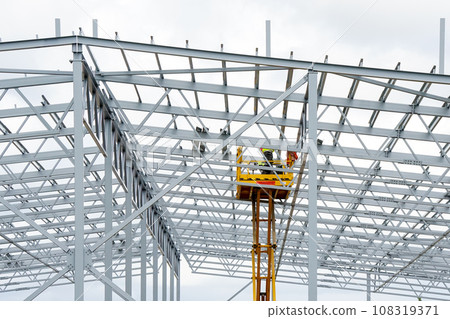 Complex large volume steel frame structure assembly using self propelled scissor lift platform Complex large volume steel frame structure assembly using self propelled scissor lift platform 108319371