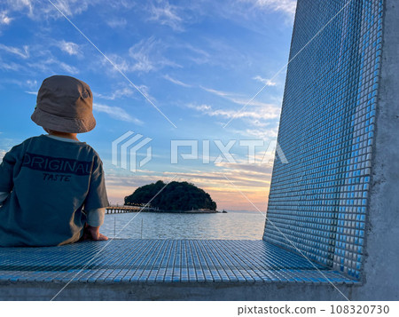 A child looking at Takeshima 108320730