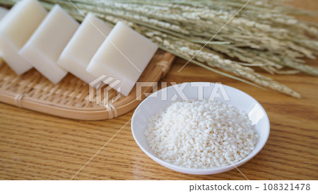 糯米形象:糯米、切好的年糕、稻穗 糯米形象:糯米、切好的年糕、稻穗 108321478