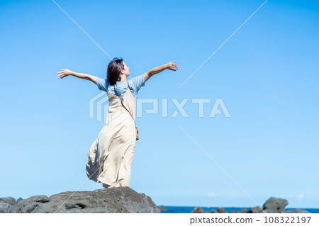 婦女在海裡玩耍 婦女在海裡 婦女在海裡玩耍 婦女在海裡 108322197
