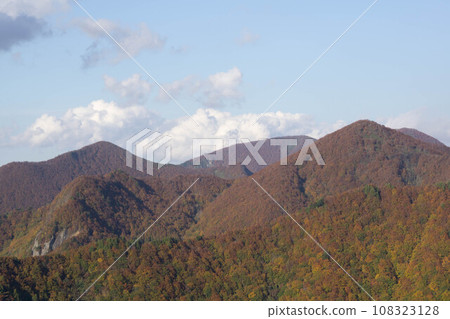 Mountains with autumn leaves seen from Futakuchi Pass Mountains with autumn leaves seen from Futakuchi Pass 108323128