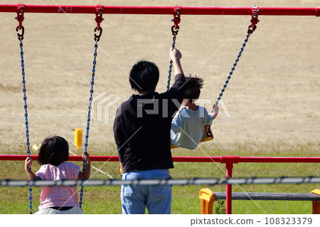 在公園的鞦韆上玩耍 108323379